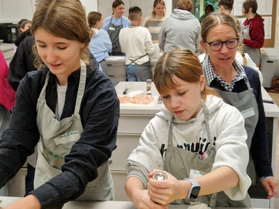 &acirc;Cheer, chill, relax and forget about the alarms&acirc; - Ukraine ... Bild 4