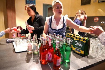 O'zapft is! Erstes Oktoberfest an der Schule Marienau Bild 1