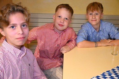 O'zapft is! Erstes Oktoberfest an der Schule Marienau Bild 3