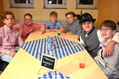 O'zapft is! Erstes Oktoberfest an der Schule Marienau Bild 4