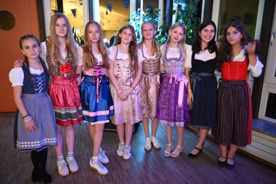 O'zapft is! Erstes Oktoberfest an der Schule Marienau Bild 5