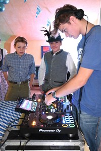 O'zapft is! Erstes Oktoberfest an der Schule Marienau Bild 9