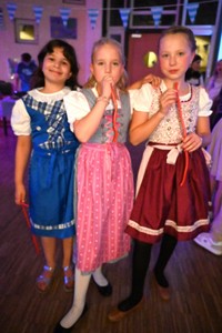 O'zapft is! Erstes Oktoberfest an der Schule Marienau Bild 19