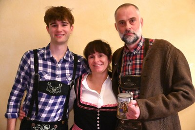 O'zapft is! Erstes Oktoberfest an der Schule Marienau Bild 7