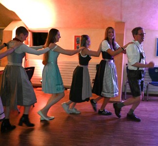 O'zapft is! Erstes Oktoberfest an der Schule Marienau Bild 8